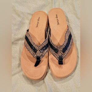Easy Street Tan and Blue Women’s Slip On Thong Sandals 8.5 NARROW